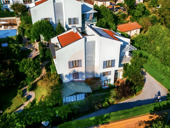 Bahçeköy SATILIK BAHÇE DUBLEKSİ HS 10 Villaları 220m2 4+1